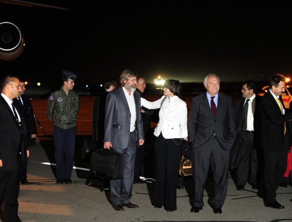 Швейцарският бизнесмен Макс Гьолди (с брадата) и швейцарският външен министър (четвъртата вдясно) пристигат на летището в Цюрих. Гьолди беше задържан в Триполи през 2008 година, заедно с друг швейцарски бизнесмен, след като Ханибал Кадафи и бременната му съпруга бяха арестувани от полицията в Швейцария. Снимка: БГНЕС
&nbsp;