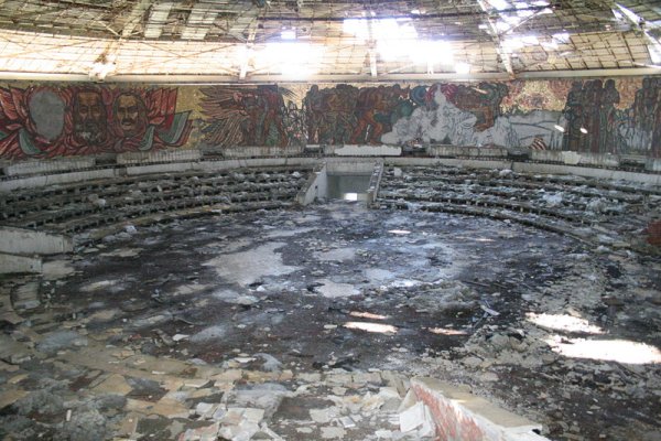 В резултат на взломни кражби е разграбено движимото имущество, причинени са и вреди на конструкцията на сградата, което я прави неизползваема и дори опасна. Снимка: БГНЕС