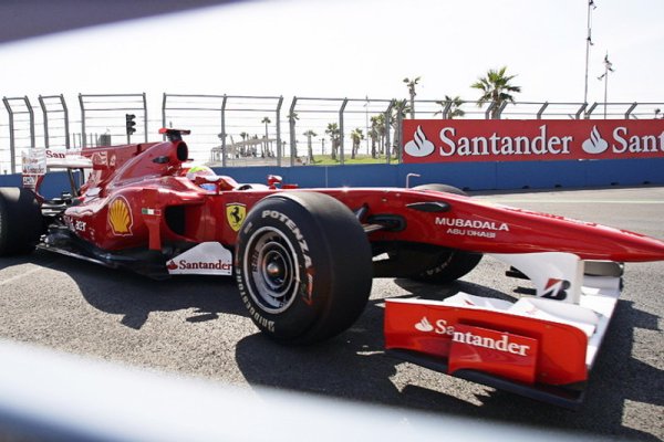 Пилотът на Ферари Фернандо Алонсо паркира своя болид по време на първата свободна тренировка по улиците на Валенсия за Гран При на Европа. Снимка: БГНЕС