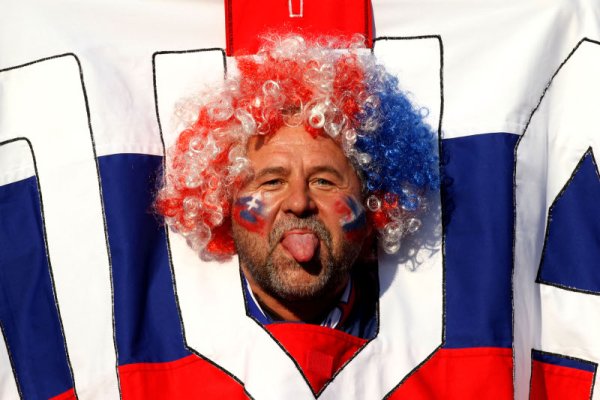 Фен на Словакия се плези доволен от победата на неговите любимци над Италия с 3:2 и класаренот на тима на 1/8 финал. Снимка: Снимка: Getty Images/Guliver Photos