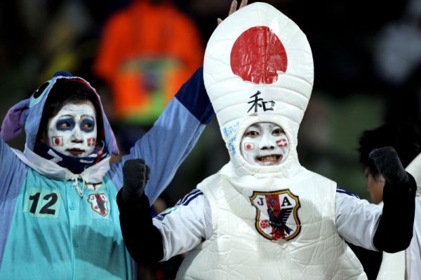 Не по-малко щастливи и колоритни бяха японците, които празнуваха победата над Дания с 3:1. Снимка: Getty Images/Guliver Photos