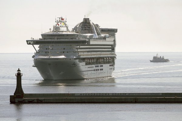 290-метровият круизер Star Princess влиза в пристанището на Гдиня, Полша. Снимка: БГНЕС