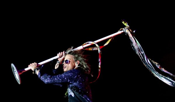 Стивън Тейлър от Aerosmith по време на концерт в Барселона, Испания. Снимка: БГНЕС