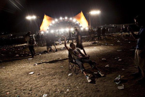 Фен си почива след концерта на Принс на  Roskilde Festival близо до Копенхаген, Дания. На фестивалът беше посетен от 75 000 души. Снимка: БГНЕС

&nbsp;