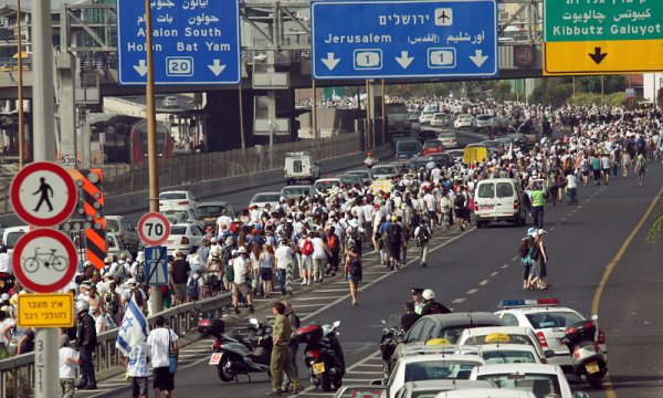 Над 10 хиляди израелци участваха в демонстрация, с която настояват правителството да положи повече усилия за отвлечения израелски войник Гилад Шалит. Демонстрантите преминаха по магистралата Аялон в центъра на Тел Авив. Гилад Шалит беше отвлечен преди четири години от членове на Хамас и оттогава е в плен в Ивицата Газа. Снимка: БГНЕС