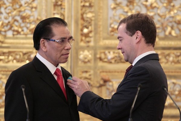 Руският президент Дмитрий Медведев награждава генералния секретар на Виетнамската комунистическа партия Нонг Дук Ман по време на срещата между двамата в Кремъл. Снимка: БГНЕС