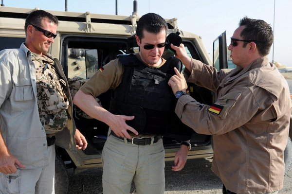 Военният министър на Германия Карл-Теодор цу Гутенберг пристига в базата на Бундесвера в Мазар-и-Шериф в Афганистан. Снимка: БГНЕС