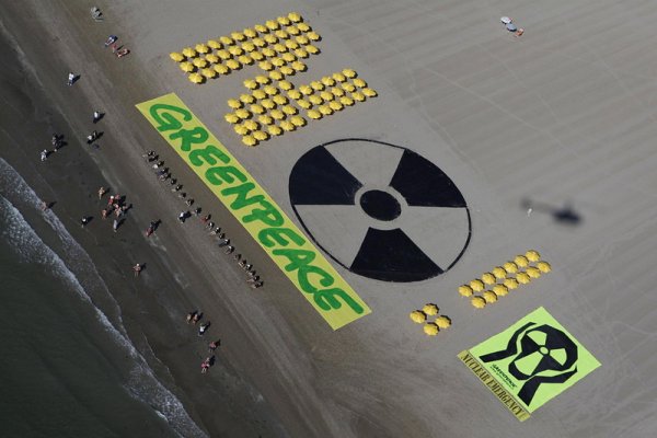 Активисти на Greenpeace протестират в близост до Венеция срещу плановете на италианския премиер Силвио Берлускони за изграждане на нова атомна централа. Като част от акцията си активистите предадоха на губернатора на Венеция петиция, с искане да създаде Венецианска зона, свободна от ядрена енергия. Снимка: БГНЕС