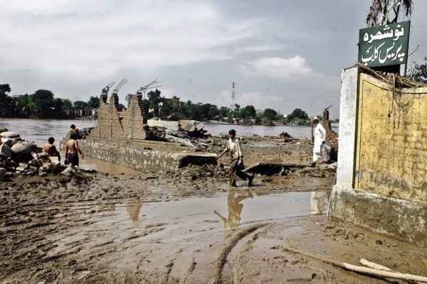 Оцелели от наводненията сред руините, останали от град Хибер-Пактунква, Пакистан. 1500 души загинаха в потопа, а стотици хиляди останаха без подслон. Снимка: БГНЕС
&nbsp;