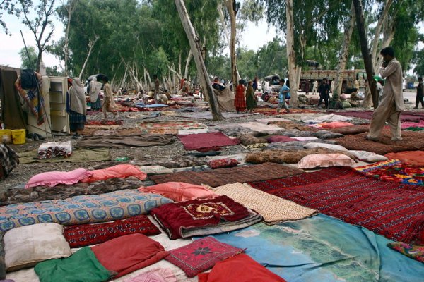 Пакистанци събират остатъците от имуществото си. Най-тежките наводнения в страната от десетилетия отнесоха реколтата от милиони хектари, разрушиха села, пътища и мостове. Снимка: БГНЕС
&nbsp;