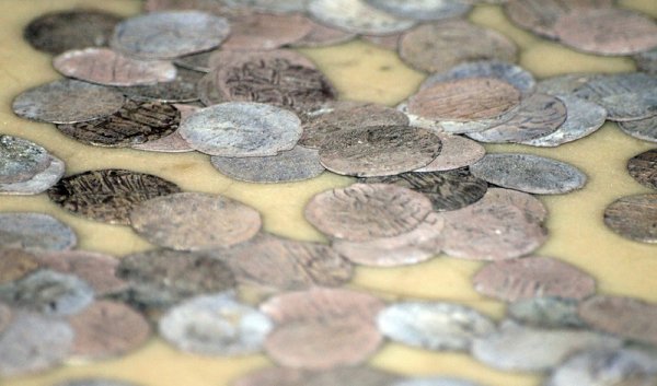 Директорът на историческия музей във Варна Валентин Плетньов показа съкровище от 166 сребърни гроша с общо тегло 234 грама от времето на цар Иван Александър, които археолози откриха при разкопки на старо селище край Евксиноград. Снимка: БГНЕС
&nbsp;