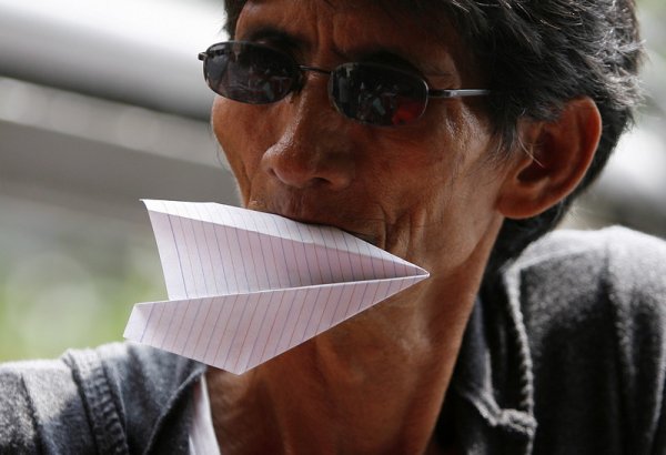 Служител на Philippine Airlines протестира плановете на филипинския авиопревозвач да закрие част от дейността си. Снимка: БГНЕС