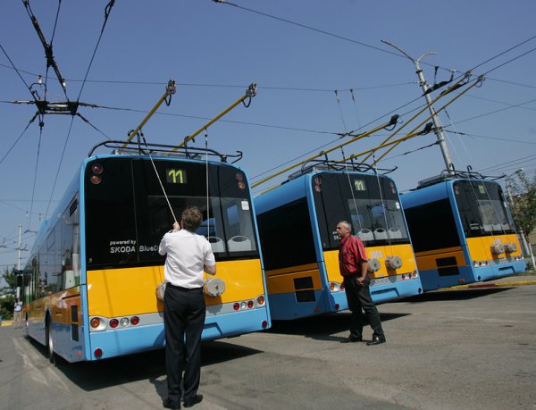 Първите десет от общо 30 новозакупени тролейбуса &ldquo;Шкода&rdquo; са вече в депото на Гара Искър. Новите превозни средства са нископодови, разполагат с асинхронен двигател, който дава възможност за над 30% икономия на електроенергия и връщане на енергия в мрежата при спиране. Снимка: БГНЕС
&nbsp;