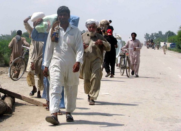 Хората напускат наводнените си селата с това, което са успели да спасят от покъщнината си. Снимка: БГНЕС
&nbsp;