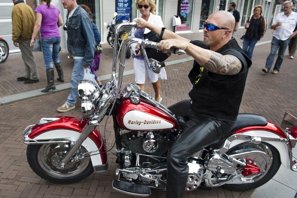 Моторист позира на своя Harley Davidson на &bdquo;Деня на Харли&ldquo; в Бреда, Холандия. Над 6000 души се включиха в празника, определян като едно от най-големите събития в Европа, посветени на американския мотор. Снимка: БГНЕС