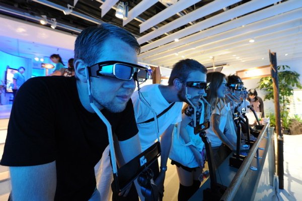 Посетители изпробват 3D телевизори в шоурум в квартал Гинза в японската столица Токио. През последните месеци разходите на японските потребители са в застой и това причини неочаквано слаб вътрешен ръст от едва 0,4%, според медиите в страната. Снимка: БГНЕС