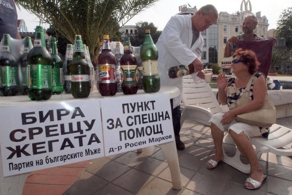 Акция &bdquo;Бира срещу жегата&ldquo; се проведе във Варна. Инициатор е известният с нестандартните си хрумвания Росен Марков. На централния площад в морската столица той раздаваше безплатно от пенливата напитка. Снимка: БГНЕС