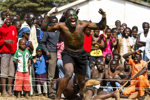 Нубийски боец от бедняшкия квартал на Найроби Кибера ликува след победата над опонента си по време на традиционния африкански турнир по борба, който се провежда в квартала. Борбата &bdquo;Нуба&ldquo; се практикува от над 3000 години и заема централна част от нубийската култура. Снимка: БГНЕС