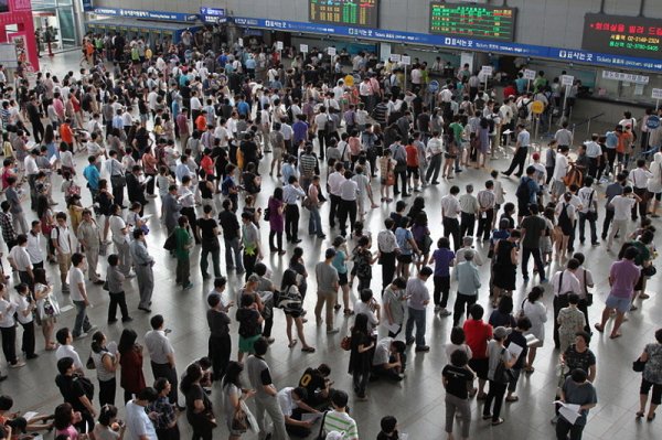 Хора се редят на дълги опашки на гарата в Сеул. Причината е, че започна авансовата продажба на влакови билети за Деня на благодарността &ndash; един от най-дългите празници в Южна Корея, който тази година ще бъде от 21 до 23 септември. Снимка: БГНЕС