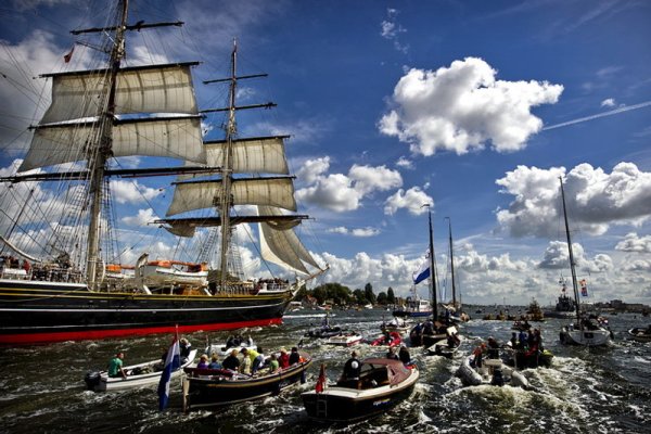 Ветроходни кораби и лодки на пристанището в Амстердам, Холандия. Ветроходи от цял свят пристигат в града за фестивала Sail Amsterdam, който се провежда на всеки 5 години и привлича стотици хиляди посетители. Снимка: БГНЕС