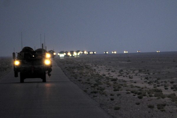 Снимка на последните бойни бригади на американската армия, които напускат Ирак. Около 50 000 американски войници ще останат в страната след 31 август и ще обучават иракските служби за сигурност. Снимка: БГНЕС