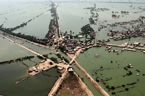 Наводнена област в пакистанската провинция Синдх. Получената помощ за жертвите на наводненията в страната е близо 800 милиона долара. Повече от 1500 души загинаха, а стотици хиляди останаха без домове след опустошителните наводнения. Снимка: БГНЕС