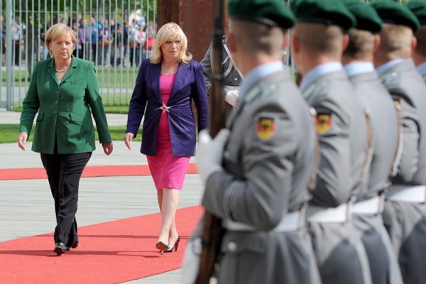 Германският канцлер Ангела Меркел посреща своята колежка &ndash; премиерът на Словакия Ивета Радичова, със специална военна церемония в Берлин. Снимка: БГНЕС