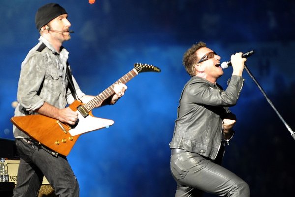 Вокалът на U2 &ndash; Боно, и китаристът Дейв Еванс на сцената по време на концерта на групата в австрийската столица Виена. Снимка: БГНЕС