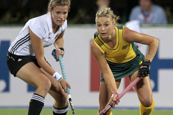 Германката Катерина Отъл се опитва да спре своята съперничка Кейт Холиуд по време на мача от световното първенство по хокей на трева в Росарио, Аржентина. Снимка: БГНЕС