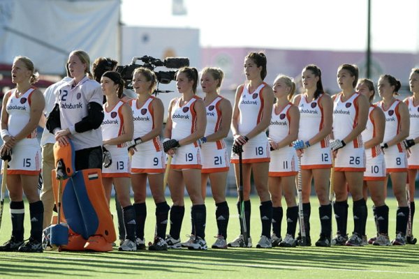 Националният отбор на Холандия слуша химна на своята страна преди мача срещу Япония от световното първенство по хокей на трева в Аржентина. Снимка: БГНЕС