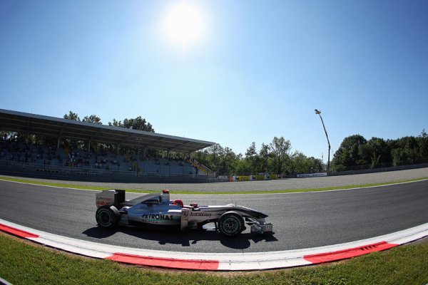 Германският пилот на Мерцедес Михаел Шумахер по време на първата свободна тренировка преди неделното Гран при на Италия на пистата Монца. Снимка: БГНЕС