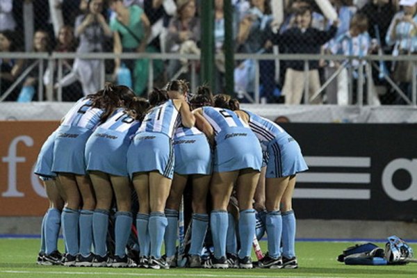 Отборът на Аржентина се надъхва преди полуфинала от Световното първенство по хокей на трева срещу отбора на Германия. Снимка: БГНЕС