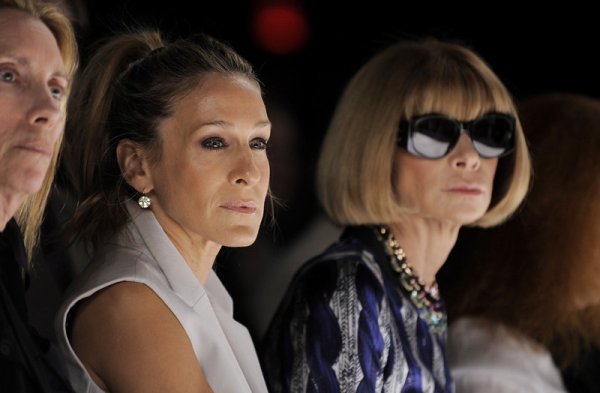 Актрисата Сара Джесика Паркър и главната редакторка на американския Vogue Ана Уинтур внимателно преценяват тенденциите на едно от ключовите събития в света на модата. Снимка: БГНЕС