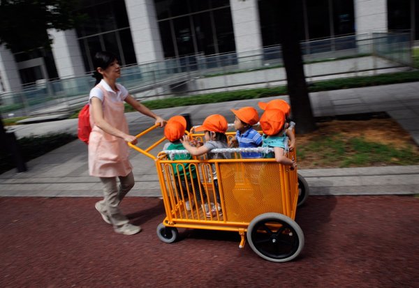 Учителка разхожда деца от детска градина в центъра на Токио, Япония. Снимка: БГНЕС