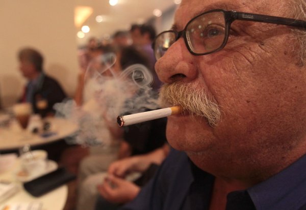 Собственици на барове и ресторанти пушат в знак на протест срещу забраната на тютюнопушенето на публични места в Гърция. Собствениците твърдят, че оборотът на заведенията им е спаднал драстично. Снимка: БГНЕС