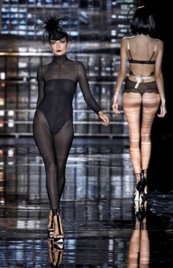 На ревюто бяха представени и доста ексцентрични дрехи. Снимка: БГНЕС