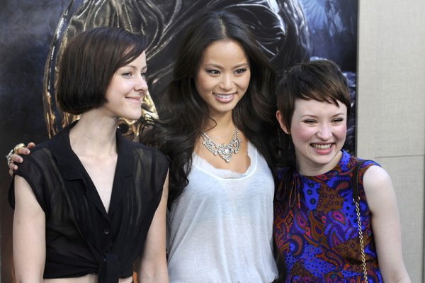 Американските актриси Джена Малоун (вляво), Джейми Чун (в центъра) и Емили Браунинг (вдясно) на премиерата на новия си филм &bdquo;Легенда за пазителите в Холивуд&rdquo;. Снимка: БГНЕС