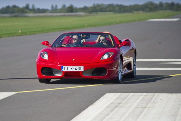Ищван Адац, загубил зрението си на 19-годишна възраст, кара Ferrari F 430 край Будапеща. Приятел на Ищван сбъдна неговата мечта, като запази пистата на летището в Бекешчаба специално за събитието. Снимка: БГНЕС
