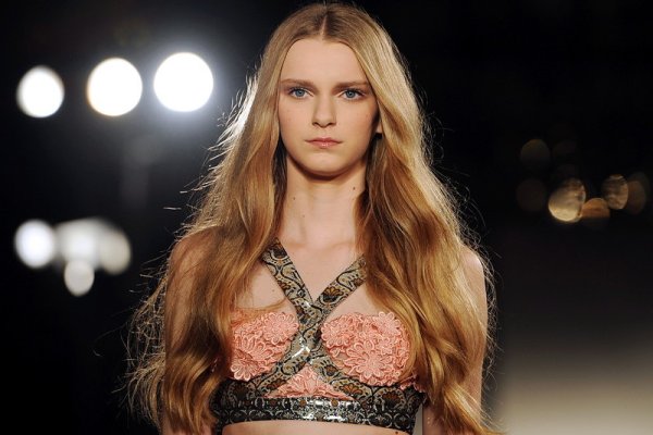 Модел представя бельо на италианския дизайнер Гаетано Навара в Милано, Италия. Снима: БГНЕС