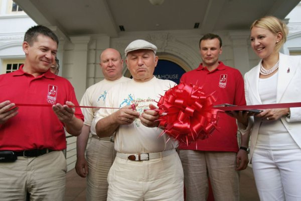 Юли 2005 г. Лужков прерязва лентата на &bdquo;Къщата на Русия&rdquo; преди откриването на 117-ата сесия на Международния олимпийски комитет, който трябваше да избере домакина на лятната олимпиада през 2012 г. Снимка: Getty Images/Guliver Photos