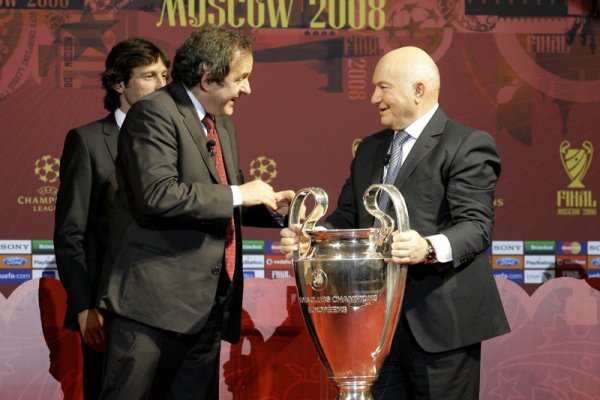 3 април 2005 година. Президентът на УЕФА Мишел Платини предава трофея на Шампионската лига в ръцете на Юрий Лужков. През май същата година руската столица прие финала на най-престижната футболна надпревара в Европа. Снимка: Getty Images/Guliver Photos