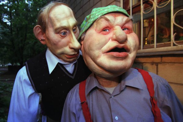 Кукли на Владимир Путин и Юрий Лужков през юни 2000 година като част от декора на сатирично шоу по местна телевизия. Снимка: Getty Images/Guliver Photos