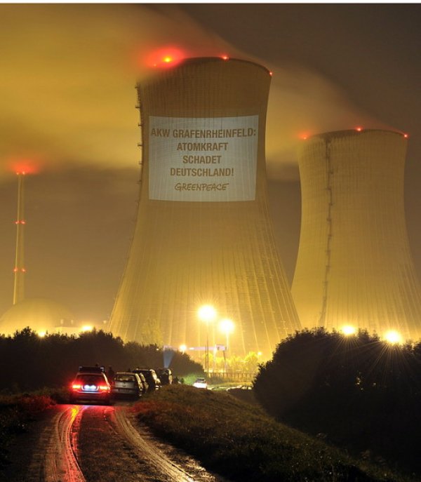 Полицейски коли пътуват към атомната електроцентрала в Графенрайнфелд, върху която тази нощ активисти на Greenpeace прожектираха надписа &bdquo;Ядрената енергия вреди на Германия&ldquo;. Снимка: БГНЕС
&nbsp;
&nbsp;