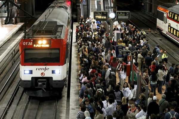 Търпеливи жители на Мадрид чакат пристигането на метрото на станция Атоха в испанската столица. Снимка: БГНЕС