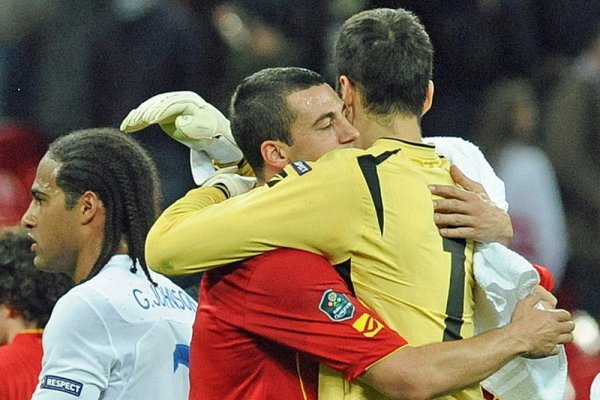 Вратарят на Черна гора Младен Бозович се прегръща със свой съотборник след нулевото равенство с Англия на Уембли. Снимка: БГНЕС