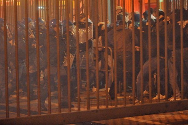 Кадри от сблъсъците между фенове на Сърбия и карабинери след прекратяването на срещата между Италия и Сърбия от квалификациите на Евро 2012. Полицията задържа 17 сръбски хулигани за масовите безредици. Снимка: БГНЕС