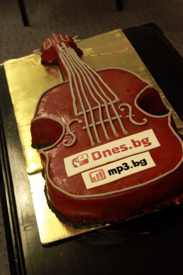 Тортата, която Dnes.bg и Mp3.bg подариха на Васко за 40-ия му рожден ден. Снимка: Видка Атанасова