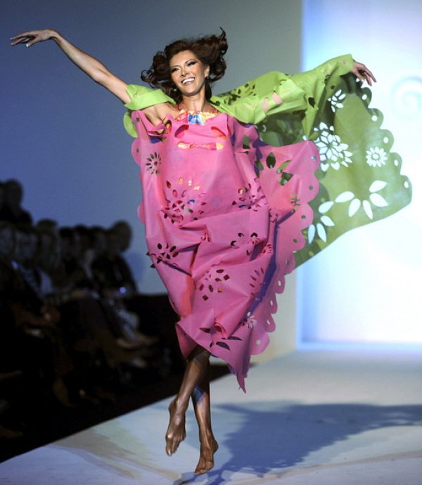 Манекенка представя модел на мексиканската марка Pineda Covalin на Седмицата на модата в Мексико. Снимка: БГНЕС
&nbsp;