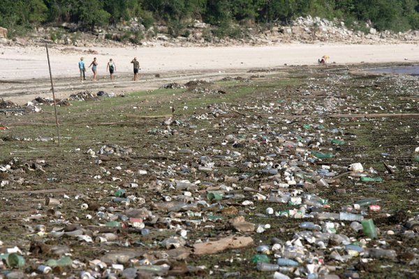 След отдръпването на Рио Негро заради сушата в северната част на Бразилия се откри покритото й с боклуци дъно. Рио Негро, която е най-големият приток на Амазонка, достигна най-ниското си ниво от 1963 година. Снимка: БГНЕС
&nbsp;
&nbsp;
