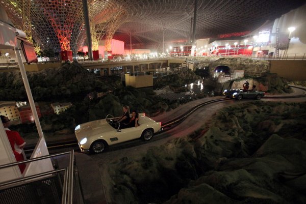Тематичният парк на  Ferrari в Абу Даби, Обединени арабски емирства. В него се намира най-бързото увеселително влакче в света, което развива скорост от 240 километра в час. Снимка: БГНЕС
&nbsp;